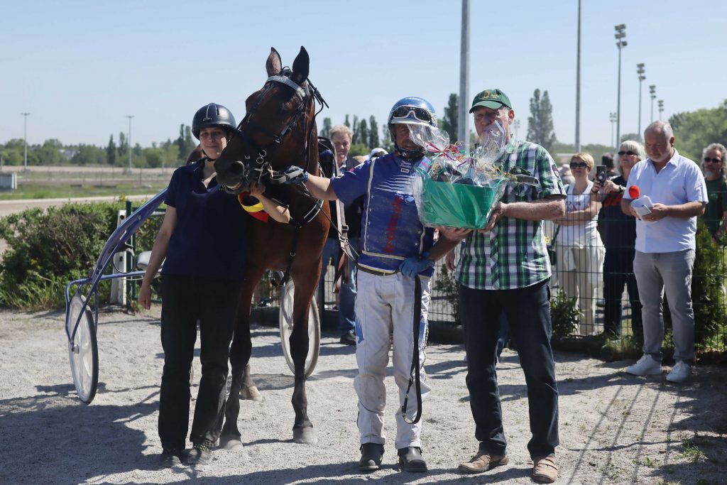 Siegerehrung mit Karlotta, Thomas Panschow und Dr. Christian Ziegener