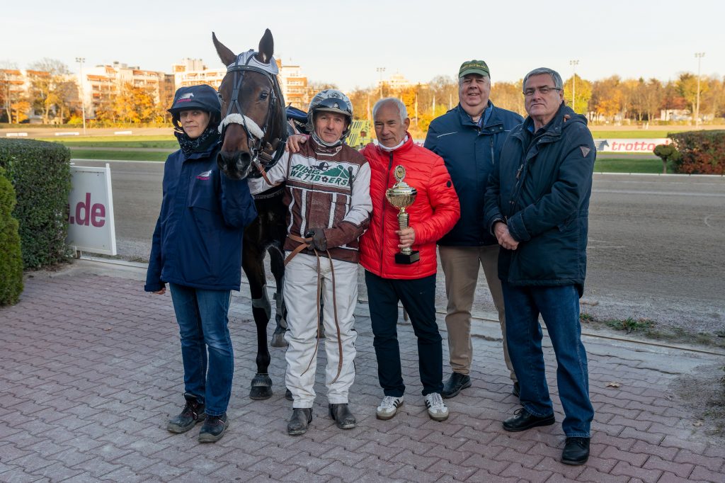 Siegerehrung: Wellerman mit Thorsten Tietz gewinnt den 130 Jahre VDT - Jubiläumspokal