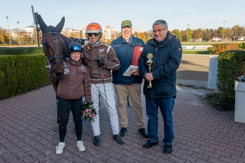 Siegerehrung: Saluti mit Tom Karten gewinnt den Amateur-Pokal des VDT 24