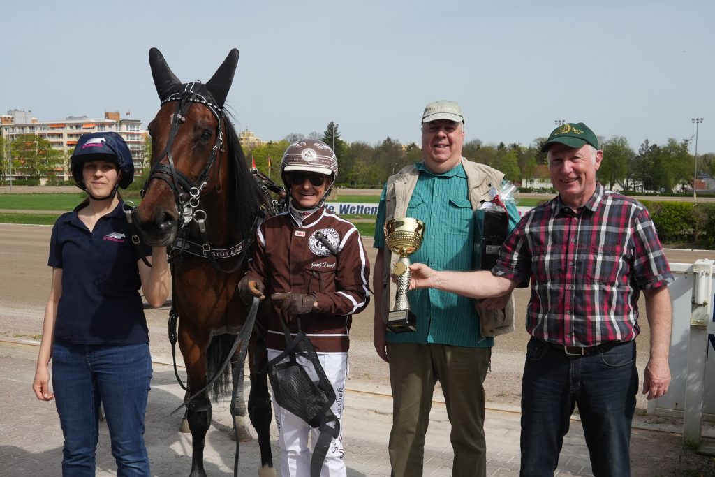 Siegerehrung: Saluti mit Josef Franzl gewinnt den Frühjahrs-Pokal des VDT