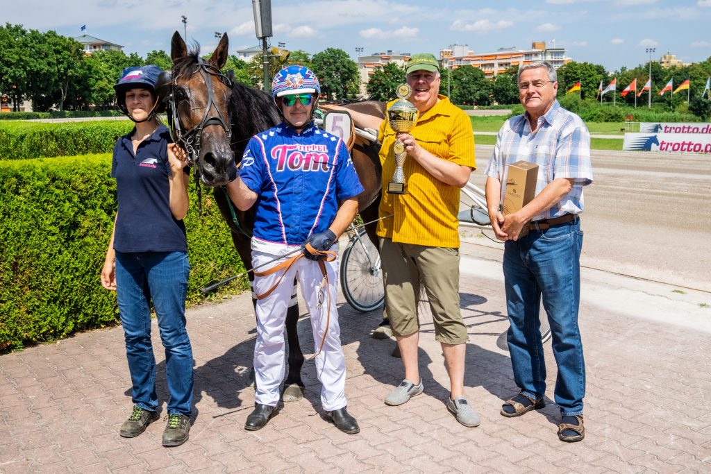 Siegerehrung: Isla mit Andre Pögel gewinnt den Sommer-Pokal des VDT