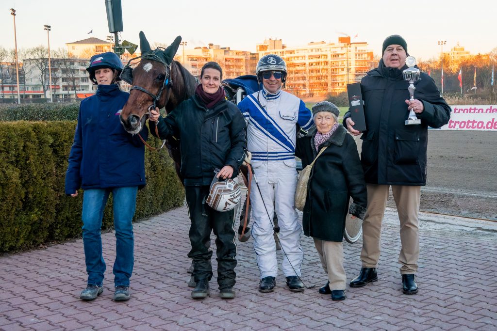 Siegerehrung: Global Commission mit Jörgen Sjunnesson gewinnt den Winter-Pokal des VDT.