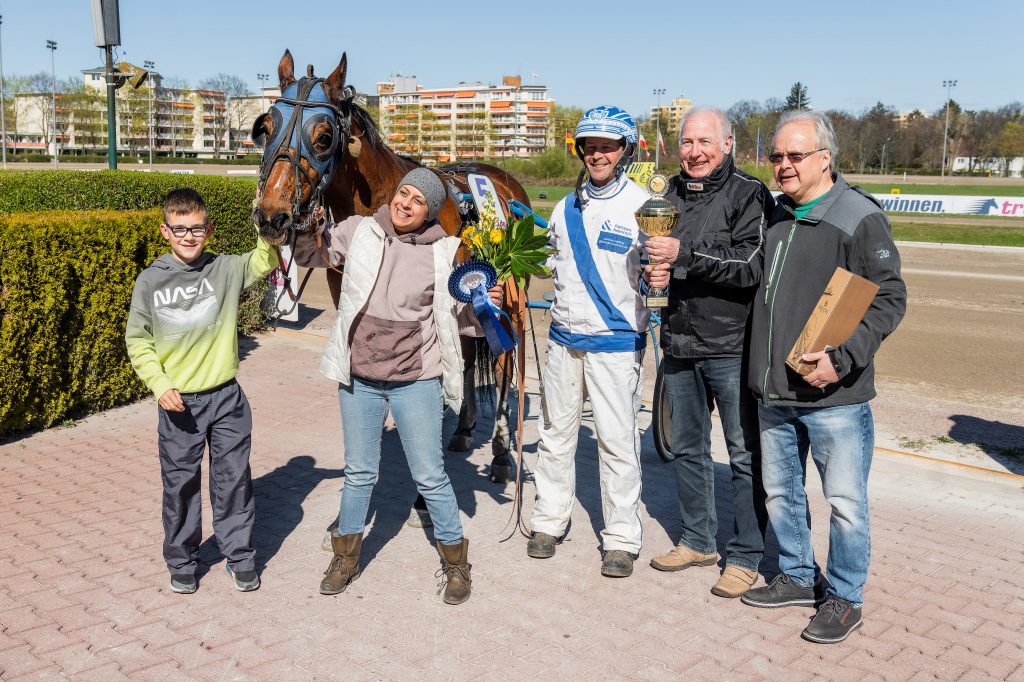 Siegerehrung: Mister Joni H mit Michael Hamann gewinnt den Frühjahrs-Pokal des VDT.