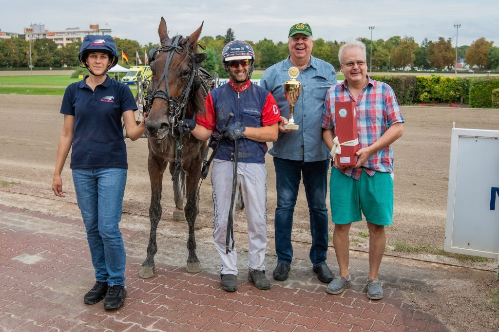 Siegerehrung: Andrala mit Dennis Spangenberg gewinnt den Herbst-Pokal des VDT.