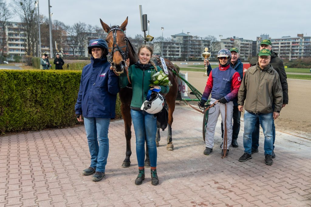Siegerehrung: Pour Moi mit Dennis Spangenberg gewinnt den Jubiläums-Pokal des VDT.