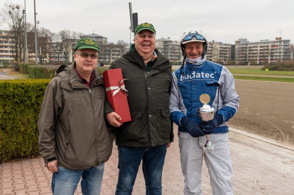Siegerehrung: Komino Blue Lagoon mit Andreas Gläser gewinnt den Mitglieder-Pokal des VDT.