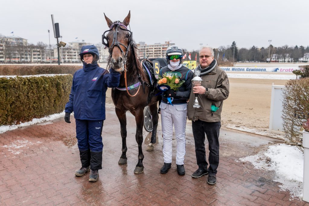 Siegerehrung: Ois Tschikago mit Christoph Schwarz gewinnt den Winter-Pokal des VDT.