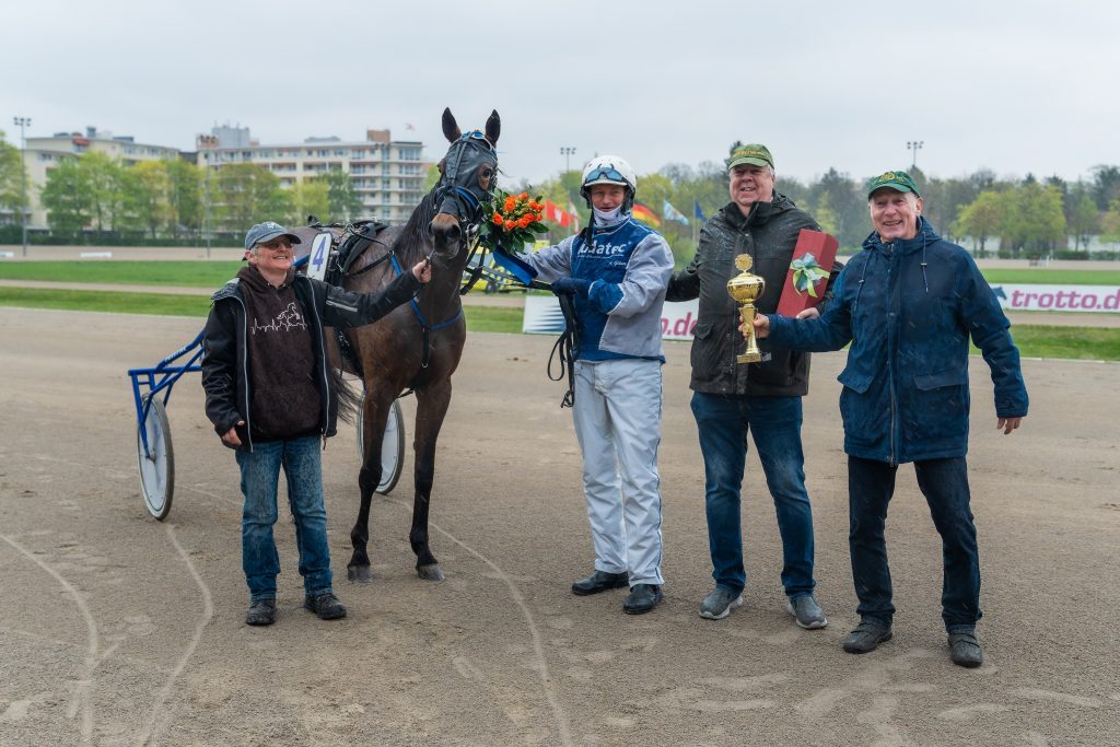 Siegerehrung: Komino Blue Lagoon mit Andreas Gläser gewinnt den Frühjahrs-Pokal des VDT.