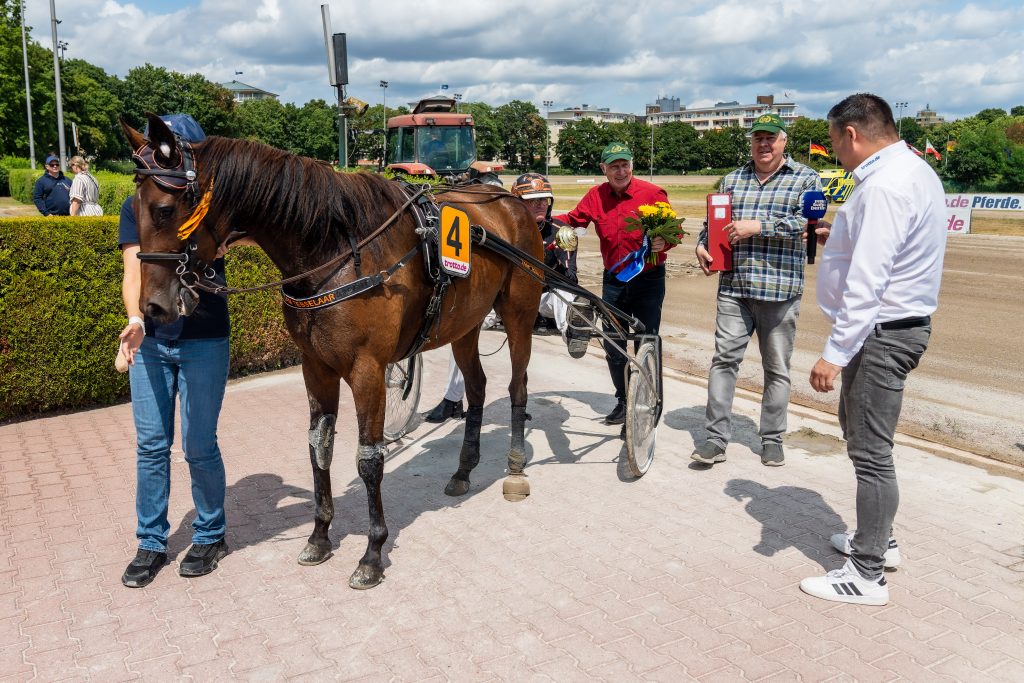 Siegerehrung: Creamontop Diamant mit Dion Tesselaar gewinnt den Sommer-Pokal des VDT.